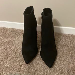 Hey guy’s I’m selling these shoes they’re only worn once !